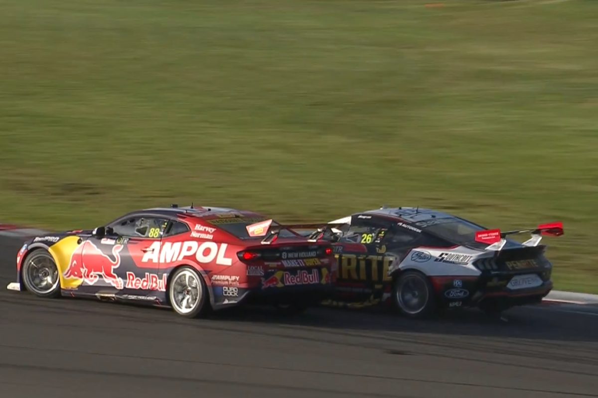 David Reynolds and Broc Feeney make contact. Image: Fox Sports
