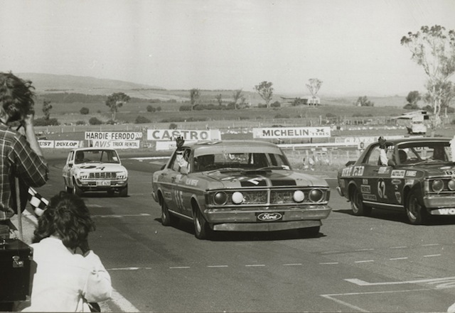 Moffat taking the flag at Bathurst in 1971