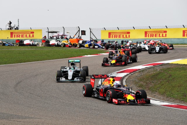 Daniel Ricciardo leads the field at the start of the Chinese Grand Prix