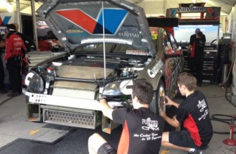 GRM mechanics tend to the left-front corner of the #33 Commodore