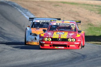 Tony Ricciardello and Darren Hossack battle it out at the Winton Shannons Nationals meeting last year