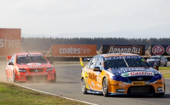 Will Davison leads Jamie Whincup at Symmons Plains