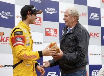 Antonia Giovinazzi on the podium with Red Bull F1 consultant Helmut Marko