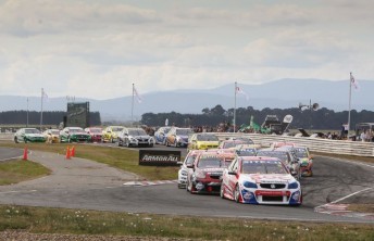 Bright leads the pack away at the start #V8SC