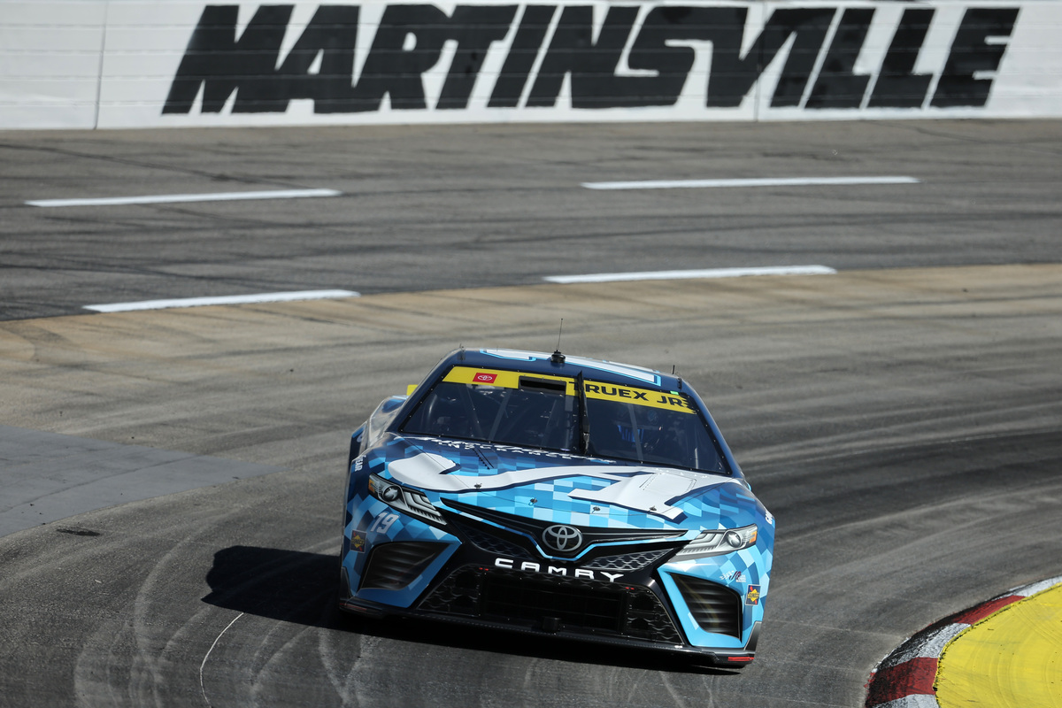 Martin Truex, Jr. will lead the NASCAR Cup Series field to the green flag on Sunday at Martinsville. Images: NASCAR Meia