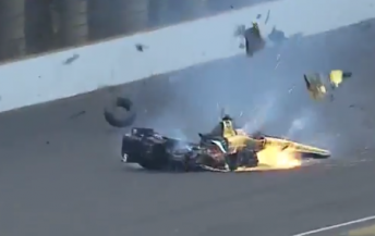 James Hinchcliffe crashes heavily into Turn 3 during practice 