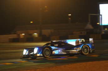 The KCMG Oreca 05 tackles the Circuit de La Sarthe at night