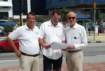 Schenken with Paul David from AAM (left) and Simon Gardini from GT Global inspecting the circuit