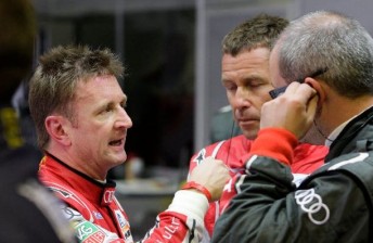 McNish in discussions with co-driver Tom Kristensen and his Audi team
