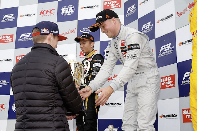 Toro Rosso F1 star Max Verstappen presents Felix Rosenqvist with his trophy 