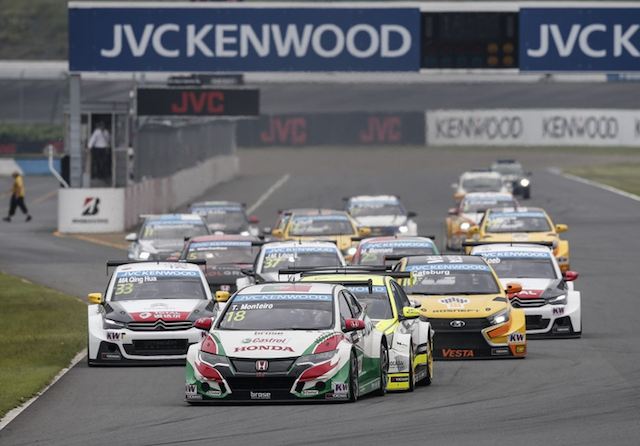 Tiago Monteiro leads the WTCC field at Motegi on his way to victory in the second heat