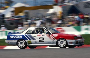 Jim Richards steers a Nissan Skyline R31 at the 1989 Bathurst 1000