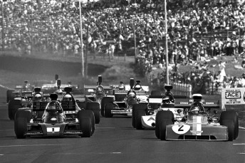 The Formula 5000 field thunders away at Pukekohe in 1974