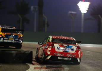 thumb Holdsworth chases Davison at Yas Marina