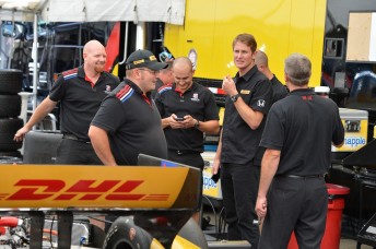 Ryan Hunter-Reay talking to  his Andretti crew at Milwaukee