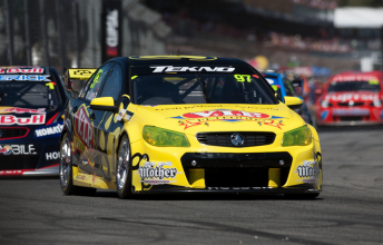 Van Gisbergen leads Whincup during the early stages