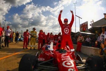 Scott Dixon moves to within eight points of championship lead by winning the opening race at Houston