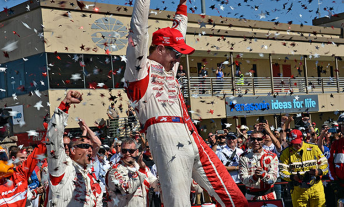 Scott Dixon whistles through in a late race move to take the Sonoma win