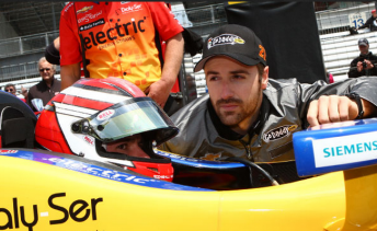 James Hinchcliffe giving some last minute tips to his Andretti Autosport team-mate Carlos Munoz
