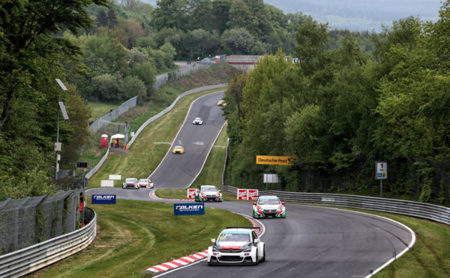 Yvan Muller leads the pack at the Nordschleife