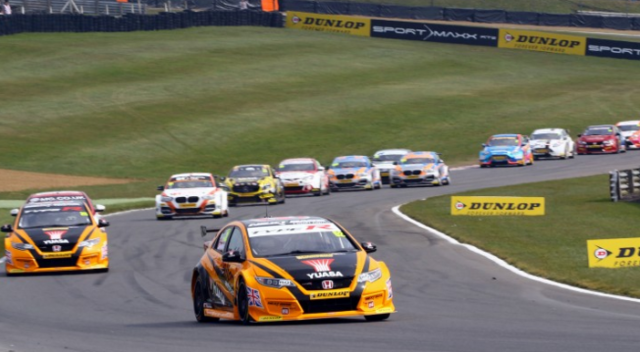 Gordon Shedden takes the middle heat at Brands Hatch from his Honda team-mate Matt Neal 