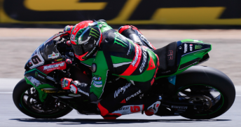Tom Sykes is closing in on World Superbike Championship leader Jonathan Rea 