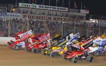 thumb Four-wide racing at the front of the pack