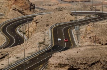 Lowndes took his #888 TeamVodafone Commodore ride car to Abu Dhabi, racing against IRWIN Tools driver Lee Holdsworth in an Aston Martin