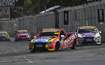 Kris Walton leads the field at the Clipsal 500 circuit