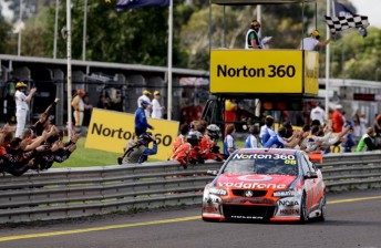 Whincup takes the chequered flag at Sandown