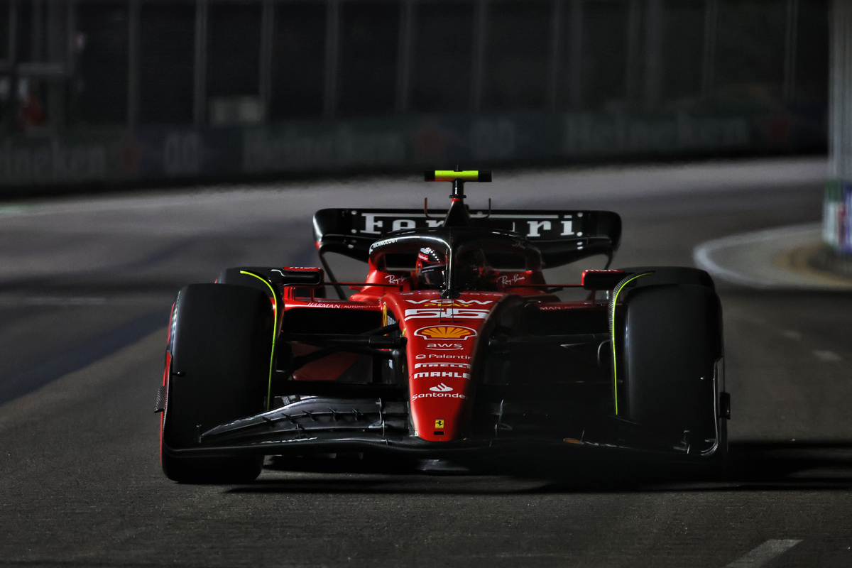 Carlos Sainz claimed pole position in Singapore as Max Verstappen failed to make Qualifying 3. Image: XPB Images