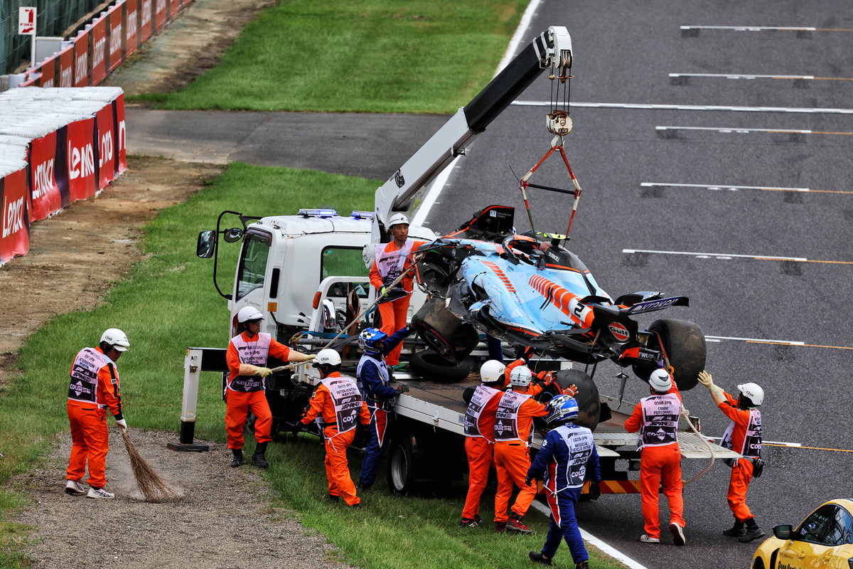 The Williams of Logan Sargeant is recovered on the back of a truck after he crashed in qualifying. Image: Moy / XPB Images