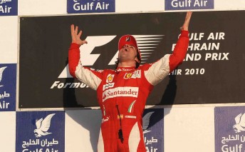 thumb Fernando Alonso celebrates on the Bahrain podium