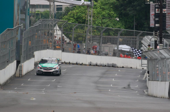 Will Davison takes the flag at the end of the session