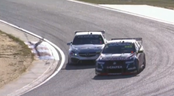 Lowndes could not fend off Davison in the closing stages of Race 9