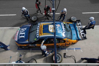 The Richards/Moffat entry executes a pit stop at Phillip Island