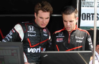 Will Power speaks with his engineer