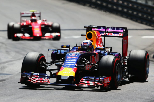 Ricciardo leading Raikkonen early in the race, before the places were reversed in the mid-race pitstop cycle