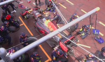 Ricciardo sits stranded in pitlane