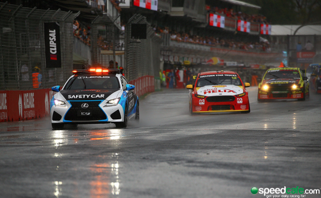The Safety Car leads the field during the early stages
