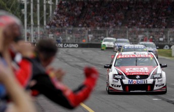Garth Tander crosses the line to win Race 6 at the Clipsal 500