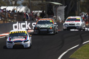 Will Davison leads David Reynolds and Craig Lowndes at Mount Panorama