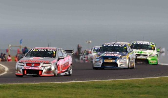 Jamie Whincup leads a pack in today
