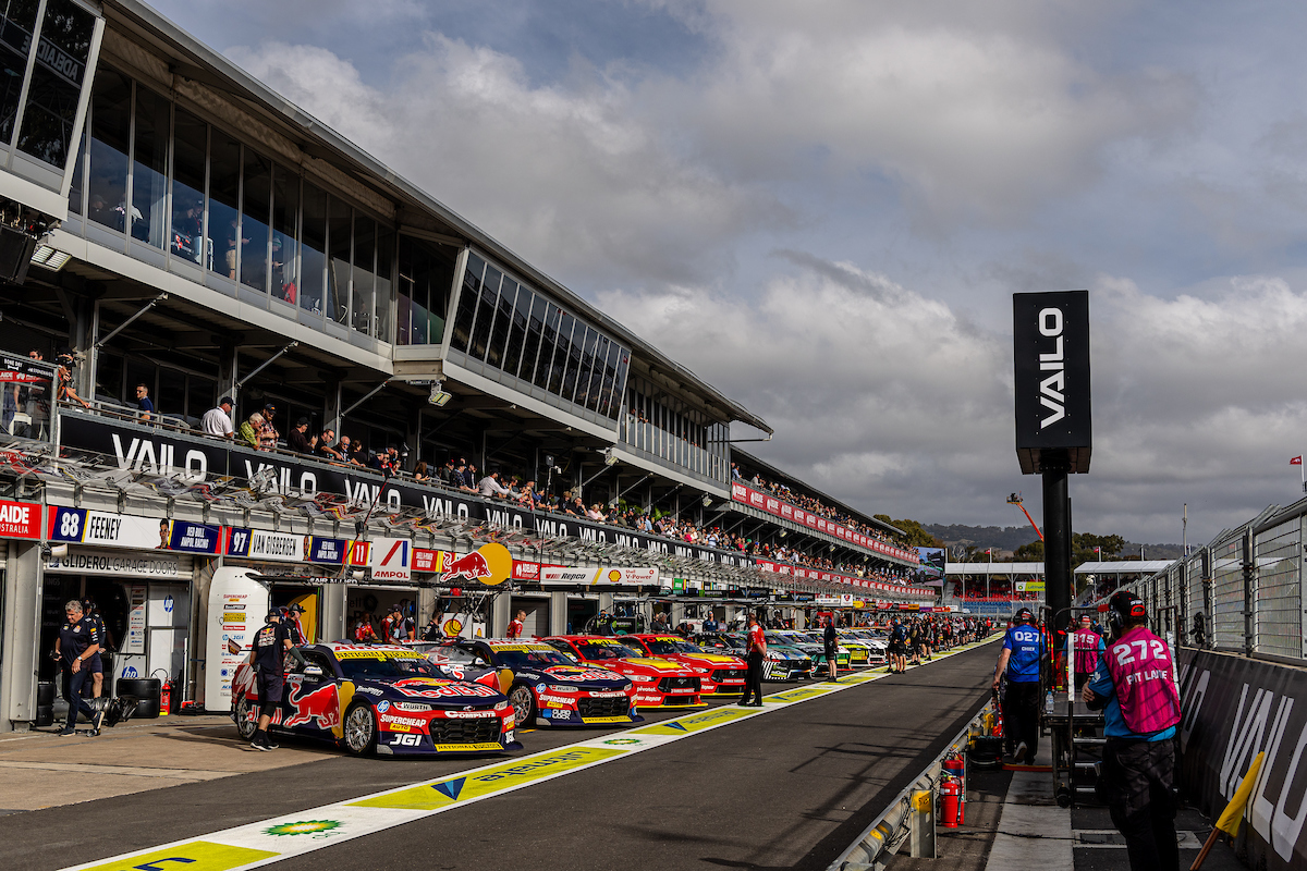 Supercars will use a live pit lane order system in 2024. Image: InSyde Media