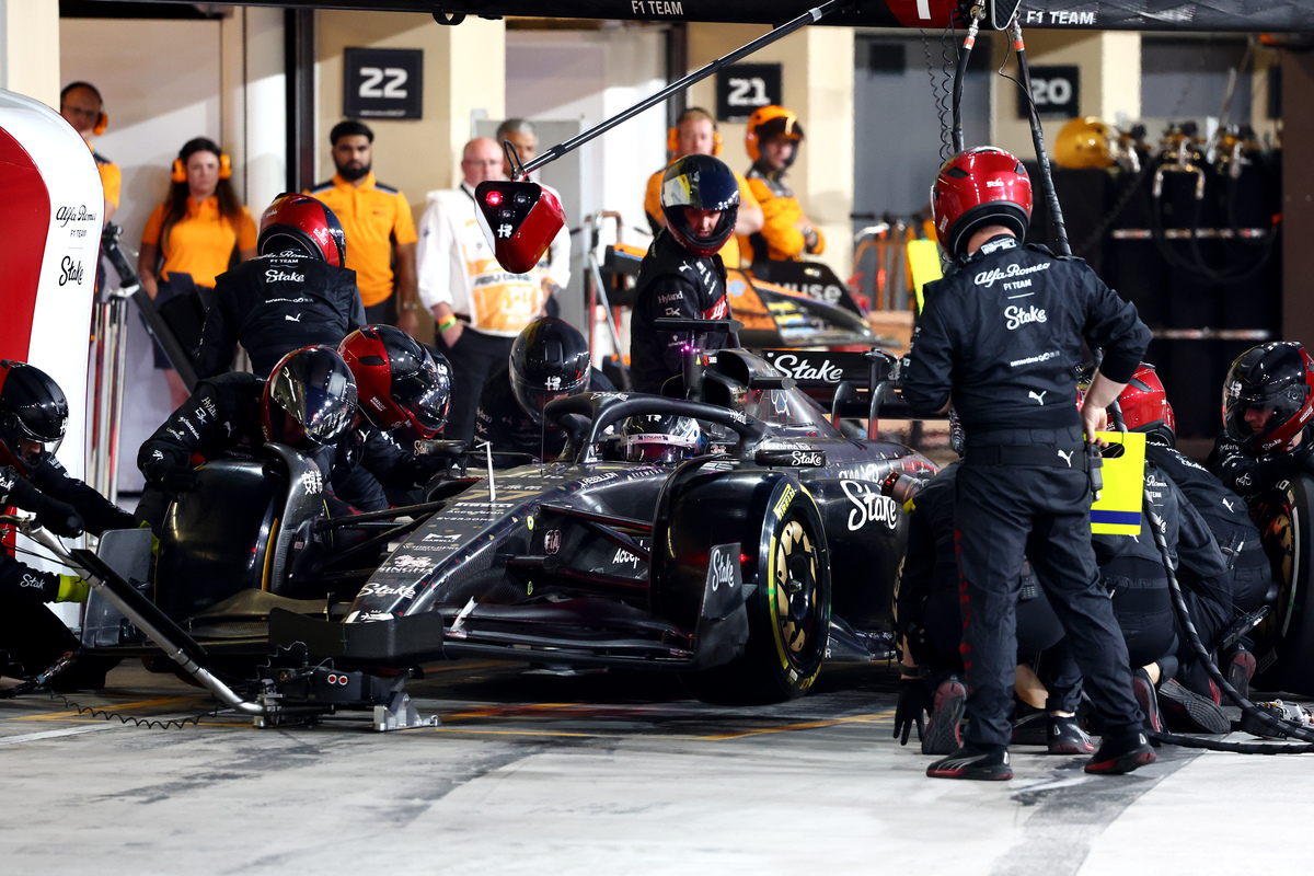 Stewards have issued a reminder to all teams to respect the safety rules in pit lane. Image: Batchelor / XPB Images